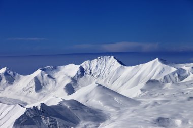devreden karlı yamaç güzel bir güneşli gün göster