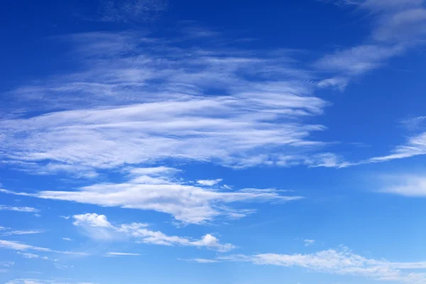 Blauwe hemel met wolken in zonnige zomerdag — Stockfoto