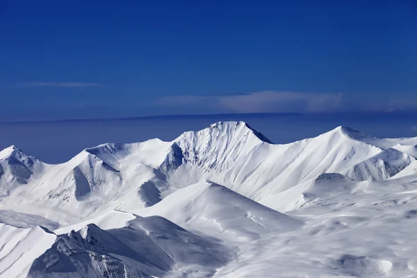 Zobacz na stoku snowy trasami w piękny słoneczny dzień — Zdjęcie stockowe