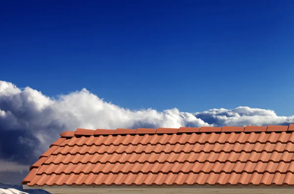 Çatı kiremitleri ve mavi gökyüzünde güzel bir güneşli gün — Stok fotoğraf