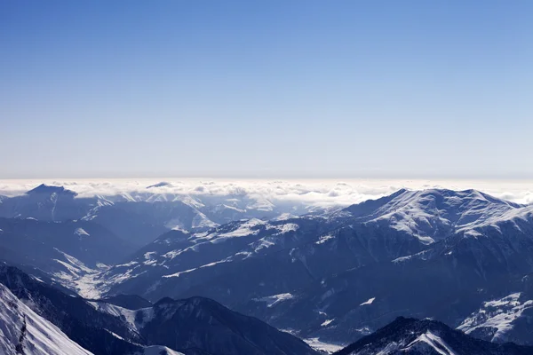 Vista desde fuera de la pista cuesta en montañas nevadas en neblina —  Fotos de Stock