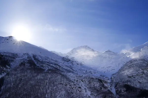 Montañas nevadas en neblina y cielo con el sol, ver fuera de pista sl —  Fotos de Stock
