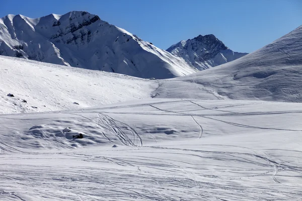 Off piste helling op mooie zonnige dag — Stockfoto