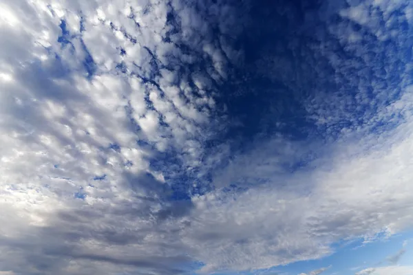 Céu com nuvens em dia de verão ventoso — Fotografia de Stock