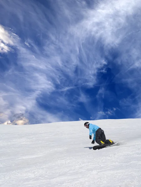 Snowboarder sulla pista da sci — Foto Stock