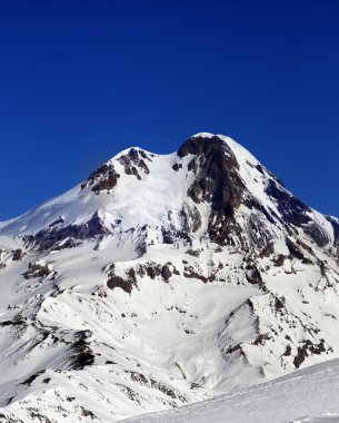 kış günü güneş, Kazbek Dağı