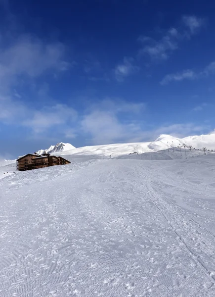 Hotele w górach zimą i stok narciarski — Zdjęcie stockowe