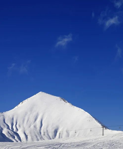 滑雪坡与索道在太阳冬季的一天 — 图库照片