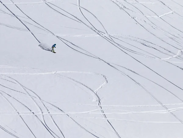 Snowboarder ladeira abaixo na fora da inclinação da pista com neve recém caída — Fotografia de Stock
