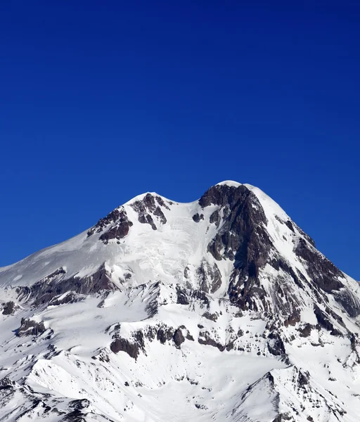 Toppen av mount kazbek på sun vinterdag — Stockfoto