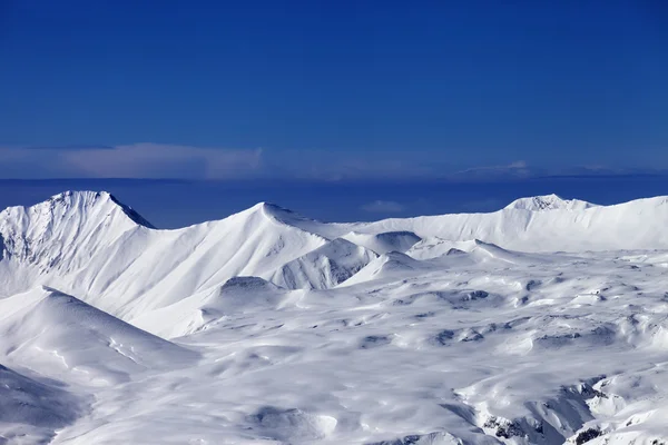 Snowy plateau at sunny day and blue sky — Stok Foto