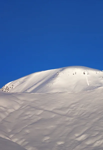 Off-piste slope and blue cloudless sky in nice winter morning — Stock Photo, Image