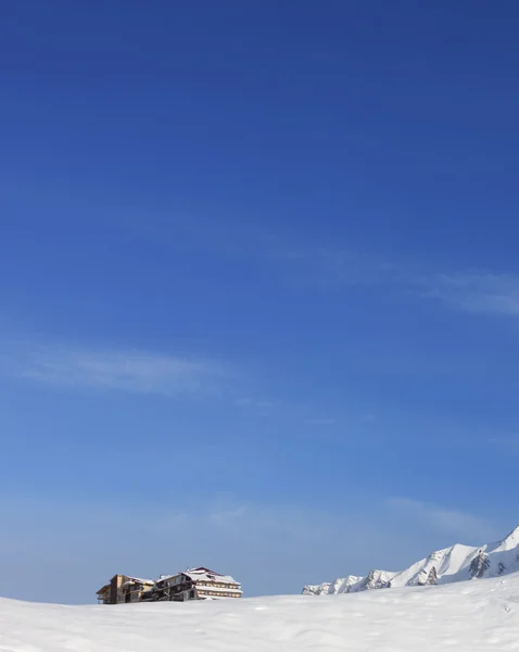 Отель в зимних горах — стоковое фото