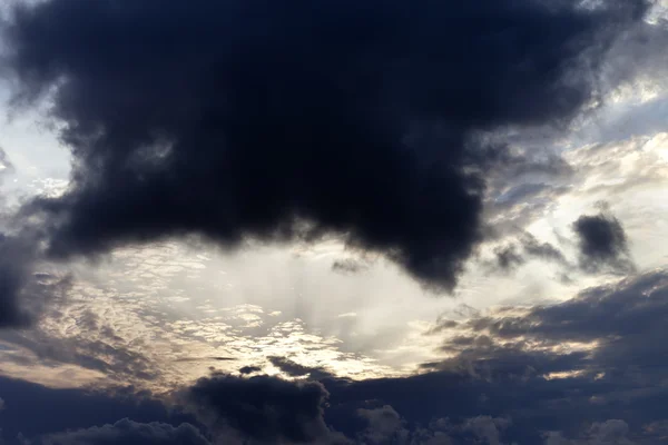 Burzowe chmury na niebie — Zdjęcie stockowe