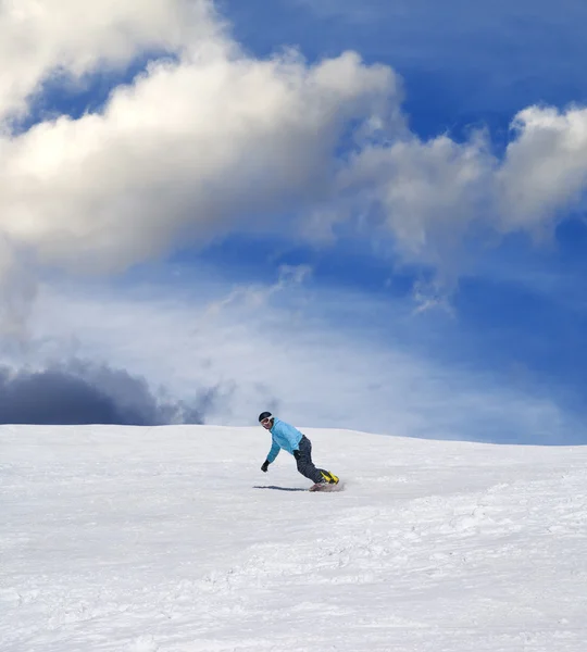 Snowboarder en esquí cuesta y azul cielo —  Fotos de Stock