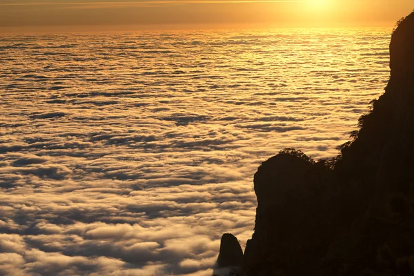 Силуэт скал и моря, в уютной облака на закате — стоковое фото