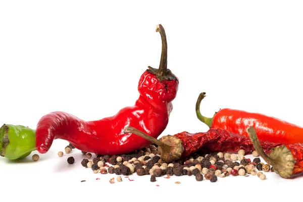 Vários tipos de pimentas em fundo branco — Fotografia de Stock