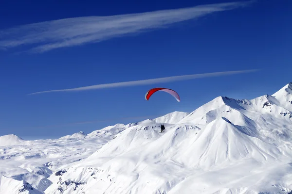 Lucht zweefvliegen in besneeuwde bergen op mooie zon dag — Stockfoto