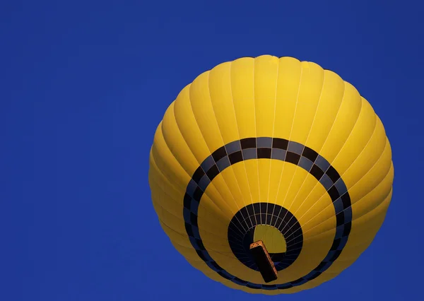 Sıcak hava balonu üzerinde mavi berrak gökyüzü — Stok fotoğraf
