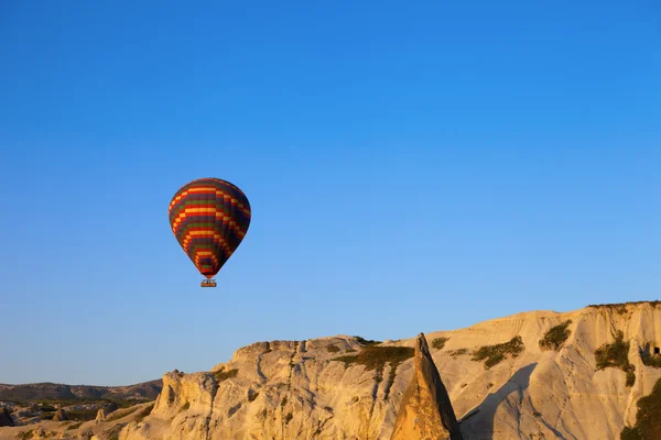 Hete luchtballon in de vroege ochtend — Stockfoto