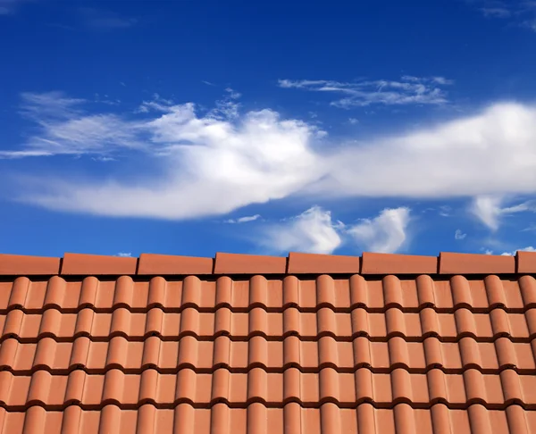 Dachziegel und Himmel mit Wolken — Stockfoto