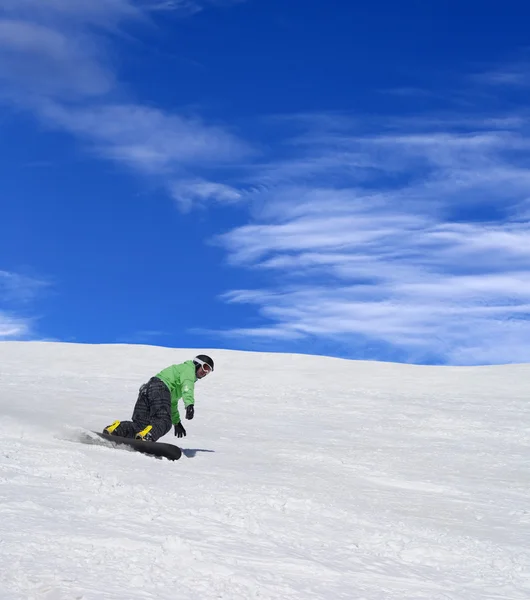 Сноубордист на лыжном склоне — стоковое фото