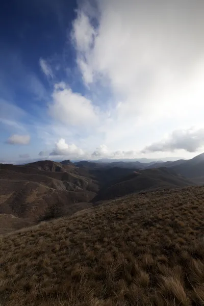 Montagne e cielo blu con nuvole — Foto Stock