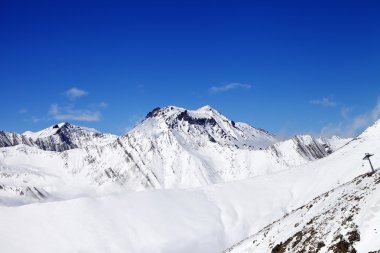 devreden eğimi ve mavi gökyüzü karlı Dağları