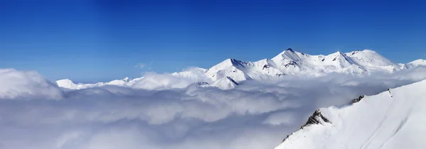 Панорама гір під хмарами в приємний день — стокове фото