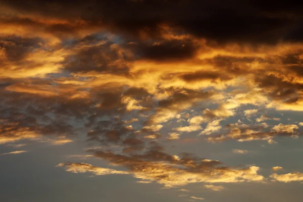 Ardiente cielo al atardecer en el mar de verano — Foto de Stock