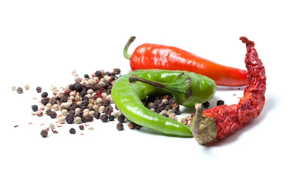 Mistura de pimentas no fundo branco — Fotografia de Stock