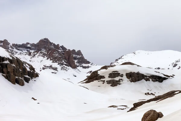 Snow mountains at cloudy day — Stock Photo, Image