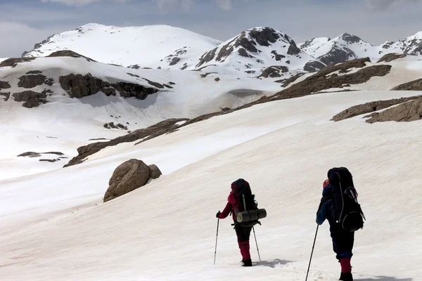 Zwei Wanderer auf schneebedeckten plateau — Stockfoto