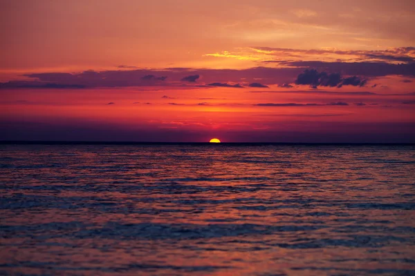 Krásný západ slunce na jezeře — Stock fotografie