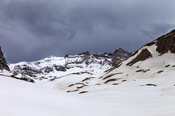 Zasněžené hory před bouří — Stock fotografie