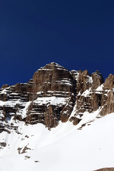 素敵な春の日の雪山の岩 — ストック写真