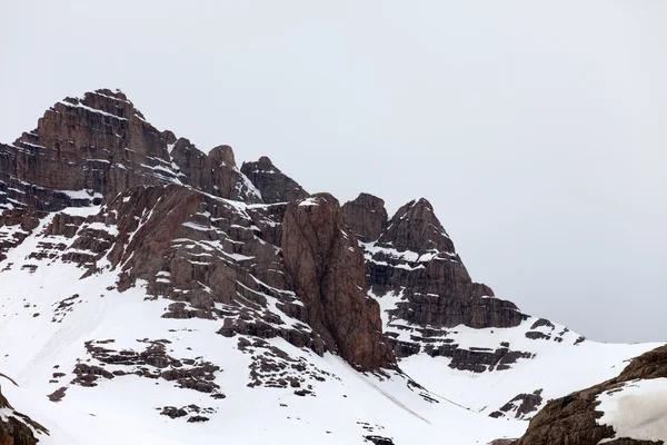 Nieve rocas en día nublado —  Fotos de Stock