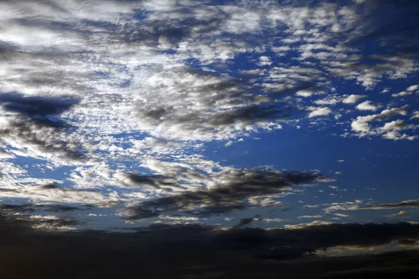 Niebo z chmurami w letni wieczór — Zdjęcie stockowe