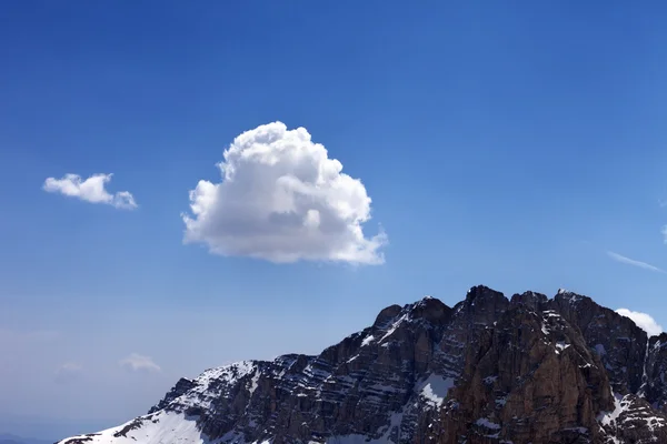 蓝蓝的天空，云与雪岩 — 图库照片