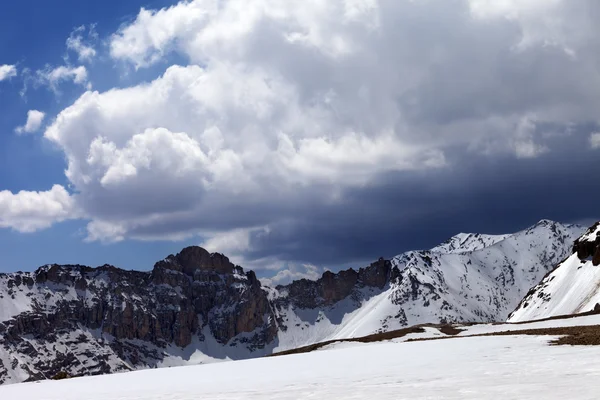 Snow mountains and sky with clouds — Stock Photo, Image