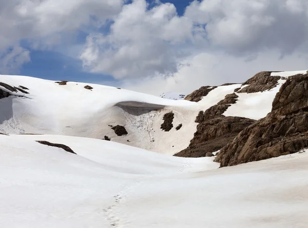 Snowy mountains with cornice — Stock Photo, Image