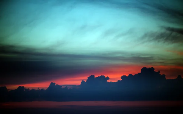 Многоцветный закат небо летом на море — стоковое фото