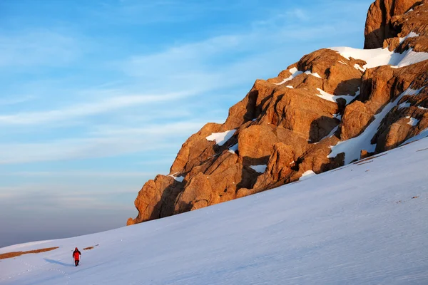 Hiker at sunrise mountains – stockfoto