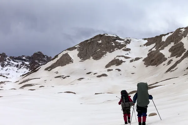 Dwóch pieszych na snowy płaskowyżu przed burzą — Zdjęcie stockowe