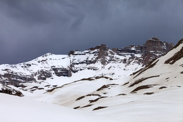 Montagnes enneigées et les nuages d'orage — Photo