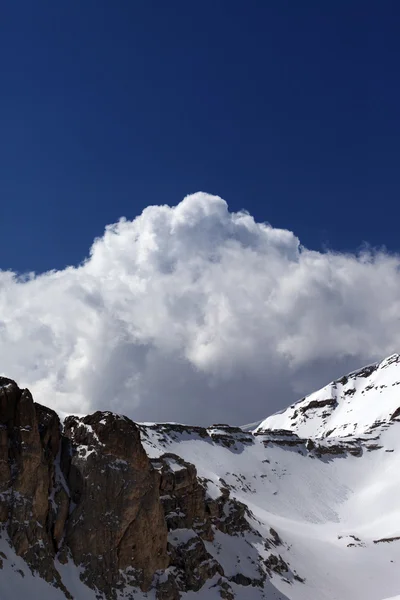 Rocas nevadas con cornisa de nieve —  Fotos de Stock