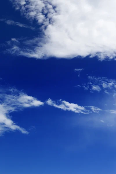 在多风的日子里, 蓝天与云 — 图库照片