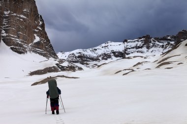 iki yürüyüşçüler, kötü hava karlı dağlar
