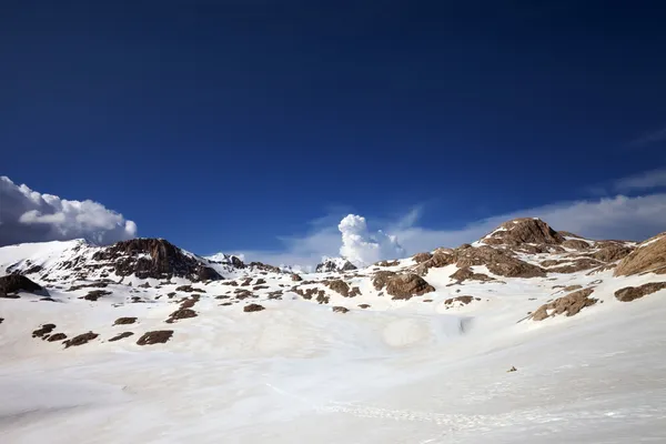 Rocas nevadas en buen día — Foto de Stock