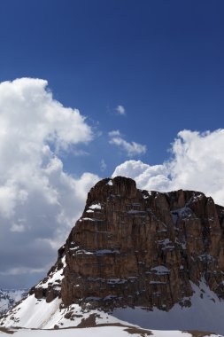 güzel bir bahar gününde karlı buzlu